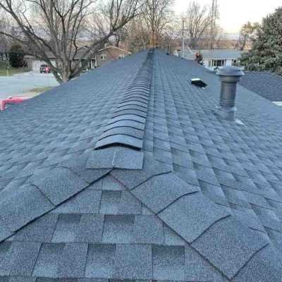 Proses pemasangan atap asphalt shingle anti bocor NEWTON oleh tenaga ahli Indonesia